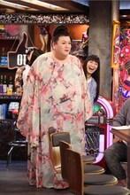 左からマツコ・デラックス、miwa。(c)フジテレビ