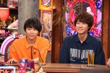 左から須賀健太、小坂涼太郎。(c)フジテレビ