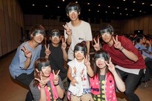 “miwaになりきれる”お面を付けたオーディエンス。（Photo by Hajime Kamiiisaka）
