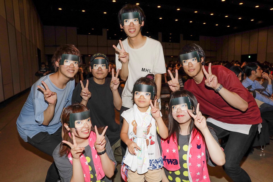 “miwaになりきれる”お面を付けたオーディエンス。（Photo by Hajime Kamiiisaka）