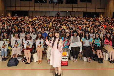 miwa「『miwa THE BEST』発売記念イベント」記念撮影の様子。（Photo by Hajime Kamiiisaka）