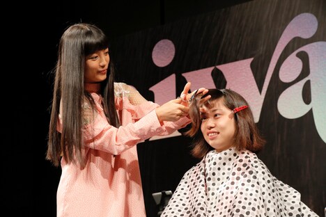 ファンの前髪を切ろうとするmiwa。（Photo by Hajime Kamiiisaka）