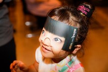 “miwaになりきれる”お面を付けたオーディエンス。（Photo by Hajime Kamiiisaka）