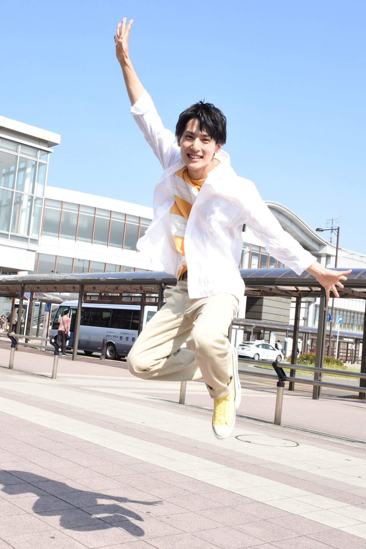 「次ナルTV-G」秋田ロケより、秋田駅前でジャンプするユースケ。
