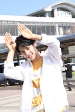 「次ナルTV-G」秋田ロケより、秋田駅前で秋田犬になるユースケ。