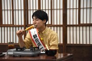 「次ナルTV-G」秋田ロケより、きりたんぽを食べるユースケ。
