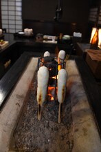 「次ナルTV-G」秋田ロケより、ユースケの作ったきりたんぽ（手前左）。