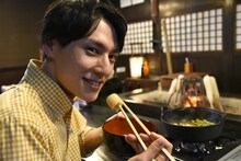 きりたんぽ鍋を食べるユースケ。