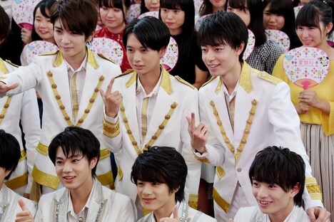 前列左から佐藤龍我、金指一世、浮所飛貴(東京B少年)、後列左から高橋優斗、井上瑞稀、作間龍斗(HiHi Jets)。