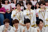 前列左から岩崎大昇、藤井直樹、那須雄登、佐藤龍我（東京B少年）、後列左から猪狩蒼弥、橋本涼、高橋優斗（HiHi Jets）。