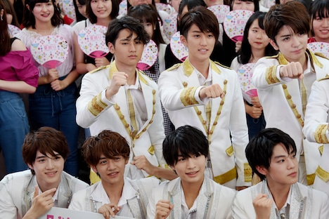 前列左から岩崎大昇、藤井直樹、那須雄登、佐藤龍我(東京B少年)、後列左から猪狩蒼弥、橋本涼、高橋優斗(HiHi Jets)。