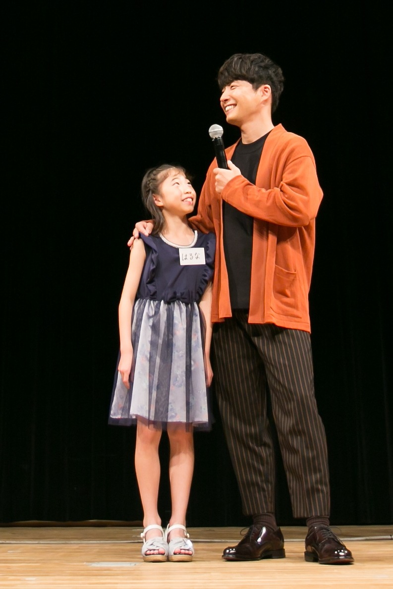 映画「未来のミライ」親子試写会に参加する子供と星野源。