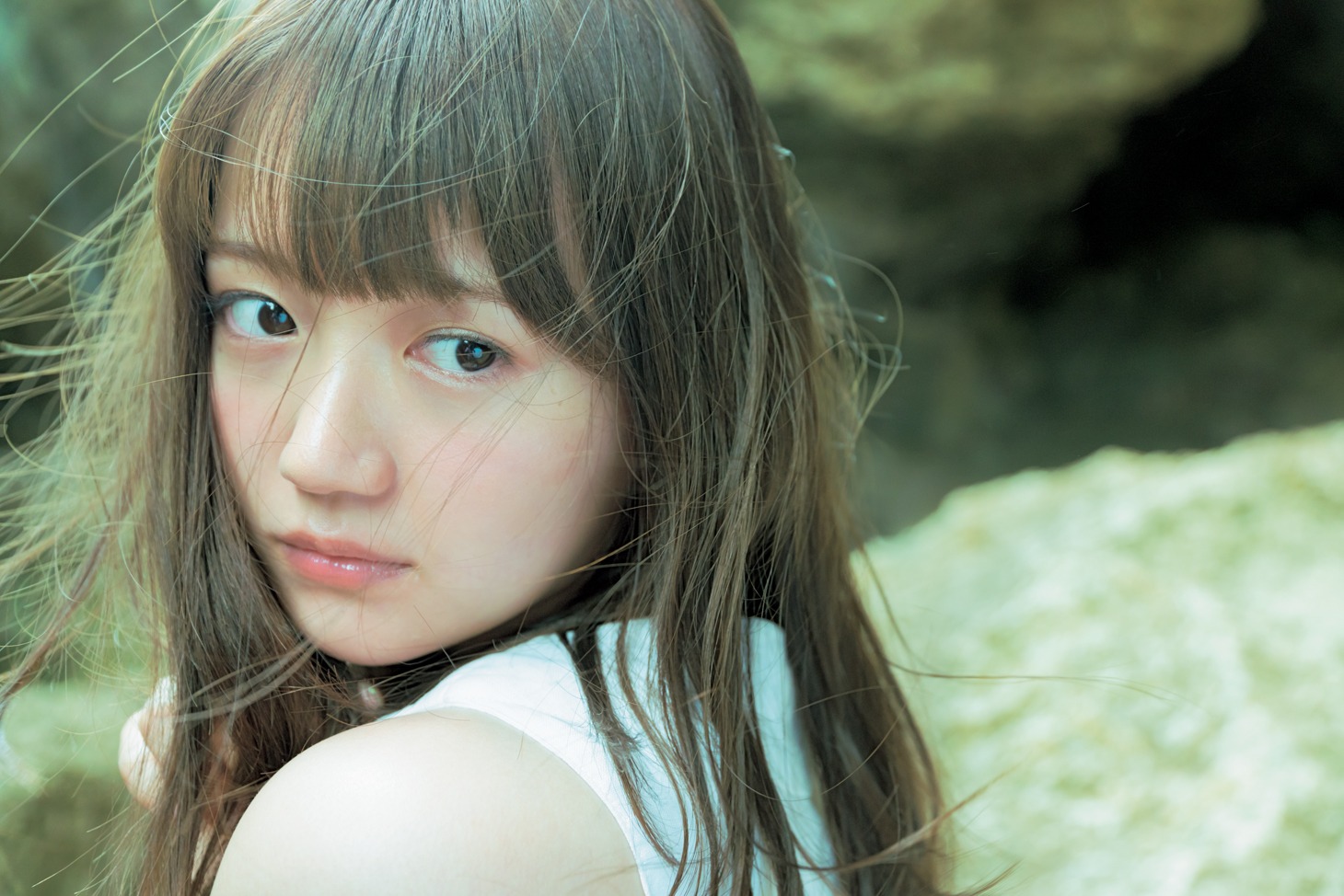 人気画像5位は「『夏と言えば、水着!!』尾崎由香、1st写真集で水着グラビアに初挑戦」より、尾崎由香「ぴ(ゅ)あ」掲載カット。