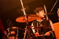 せとゆいか（Dr / Saucy Dog）（撮影：白石達也）