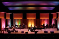 「谷山浩子コンサート ～デビュー45周年大収穫祭～」の様子。