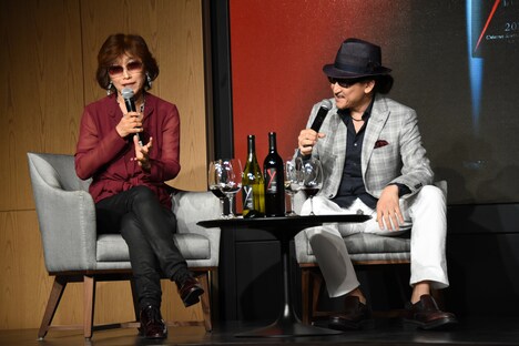 YOSHIKI のワインについて語る亜樹直の2人。