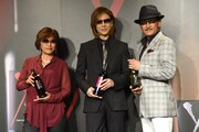 YOSHIKI（中央）と亜樹直。