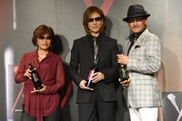 YOSHIKI（中央）と亜樹直。