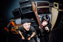 松隈ケンタ（左）と「Fender Telecaster Thinline "BiSH"」を手にしたセントチヒロ・チッチ（右）。（撮影：西槇太一）