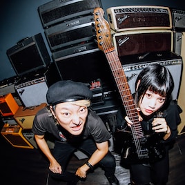 BiSHチッチ&松隈ケンタ、フェンダーBiSHモデルでレア曲パフォーマンス