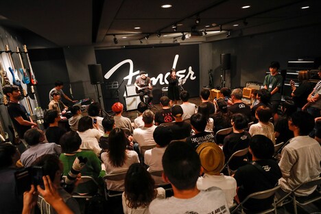 「Fender Telecaster Thinline "BiSH"」を使った生パフォーマンスを披露する松隈ケンタとセントチヒロ・チッチ。（撮影：西槇太一）