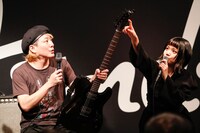 「Fender Telecaster Thinline "BiSH"」のこだわりポイントに興味を示すセントチヒロ・チッチ（右）。（撮影：西槇太一）