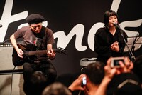 「Fender Telecaster Thinline "BiSH"」を使った生パフォーマンスを披露する松隈ケンタとセントチヒロ・チッチ。（撮影：西槇太一）