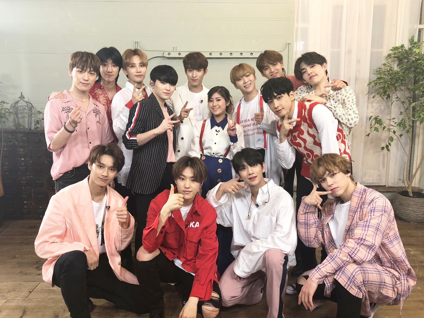 SEVENTEENと番組MCのIMALU。