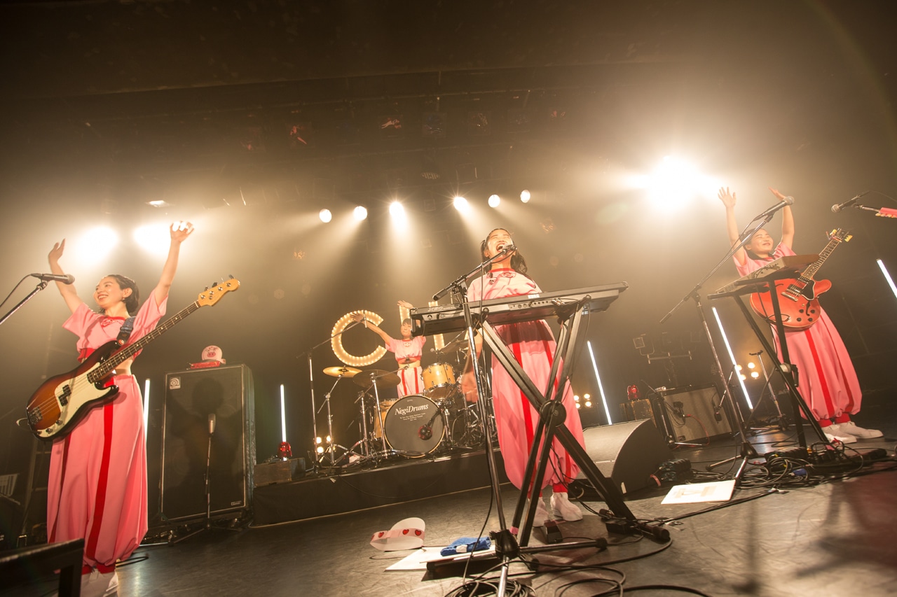 CHAI「Because ウィーアー・CHAIトゥアー ～ワンマンだよ～」東京・LIQUIDROOM公演の様子。（撮影：中磯ヨシオ）