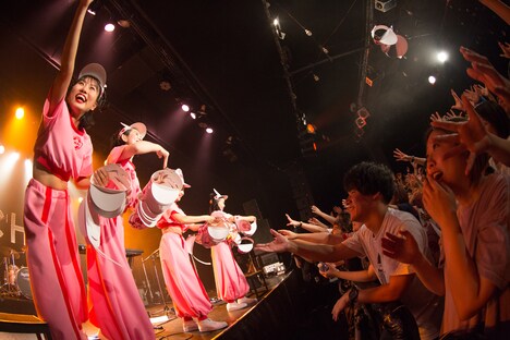 CHAI「Because ウィーアー・CHAIトゥアー ～ワンマンだよ～」東京・LIQUIDROOM公演の様子。（撮影：中磯ヨシオ）