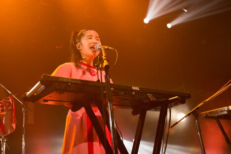 マナ（Vo, Key）（撮影：中磯ヨシオ）