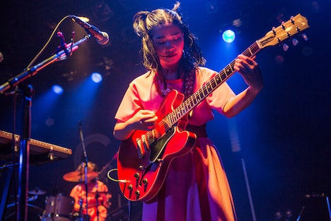 カナ（Vo, G, Key）（撮影：中磯ヨシオ）