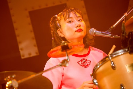 ユナ（Dr, Cho）（撮影：中磯ヨシオ）