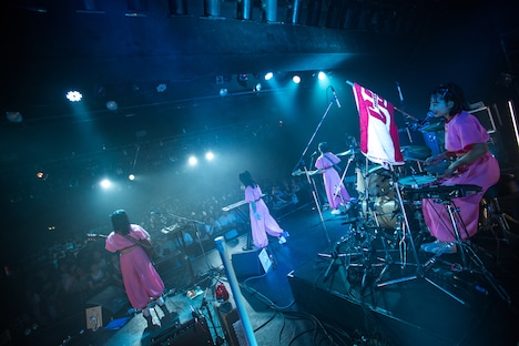 CHAI「Because ウィーアー・CHAIトゥアー ～ワンマンだよ～」東京・LIQUIDROOM公演の様子。（撮影：中磯ヨシオ）