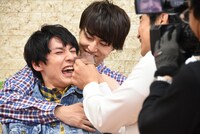 左からユースケ、タカシ、浜谷健司（ハマカーン）。