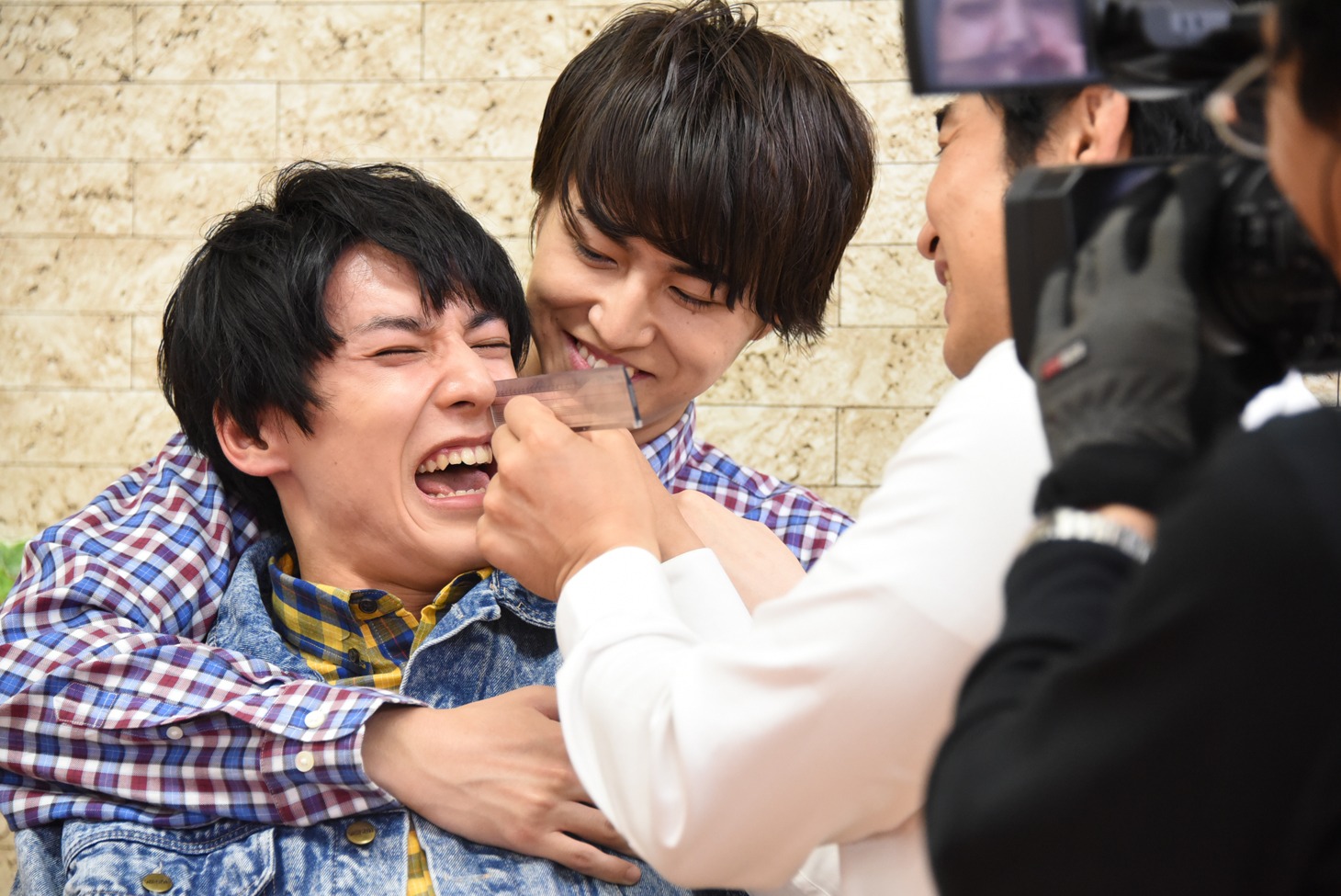 左からユースケ、タカシ、浜谷健司（ハマカーン）。