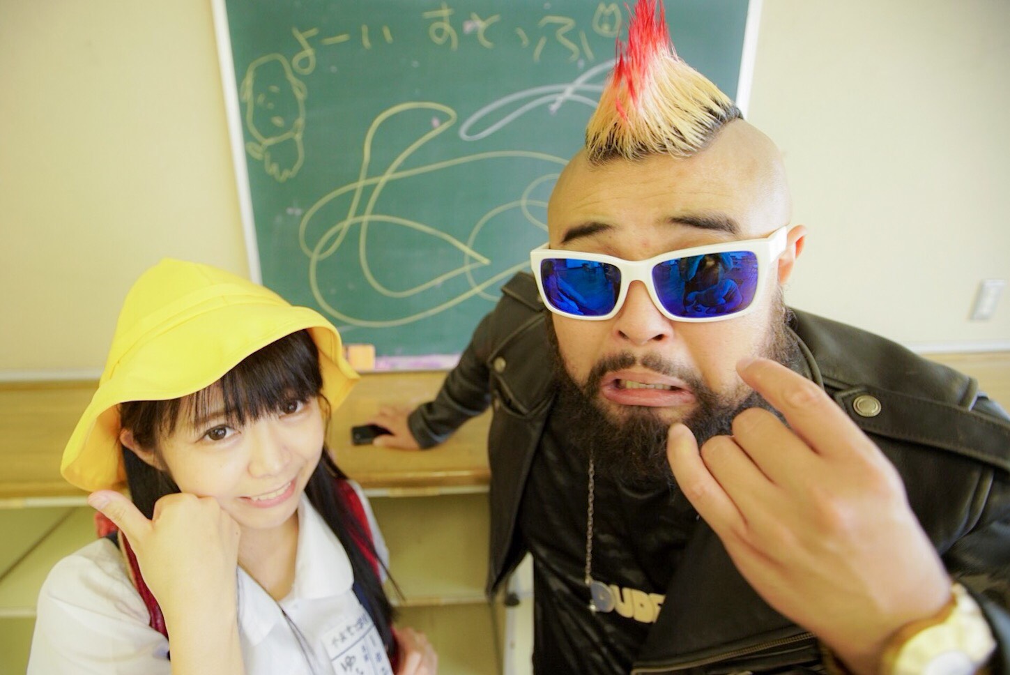 「よーいすとっぷ」のミュージックビデオよりやまもとゆいとBUTCH。