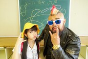 「よーいすとっぷ」のミュージックビデオよりやまもとゆいとBUTCH。