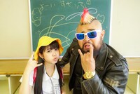 「よーいすとっぷ」のミュージックビデオよりやまもとゆいとBUTCH。