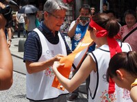 第2走者の宮城勇さんにたすきを渡す百田夏菜子。 (c)フジテレビ