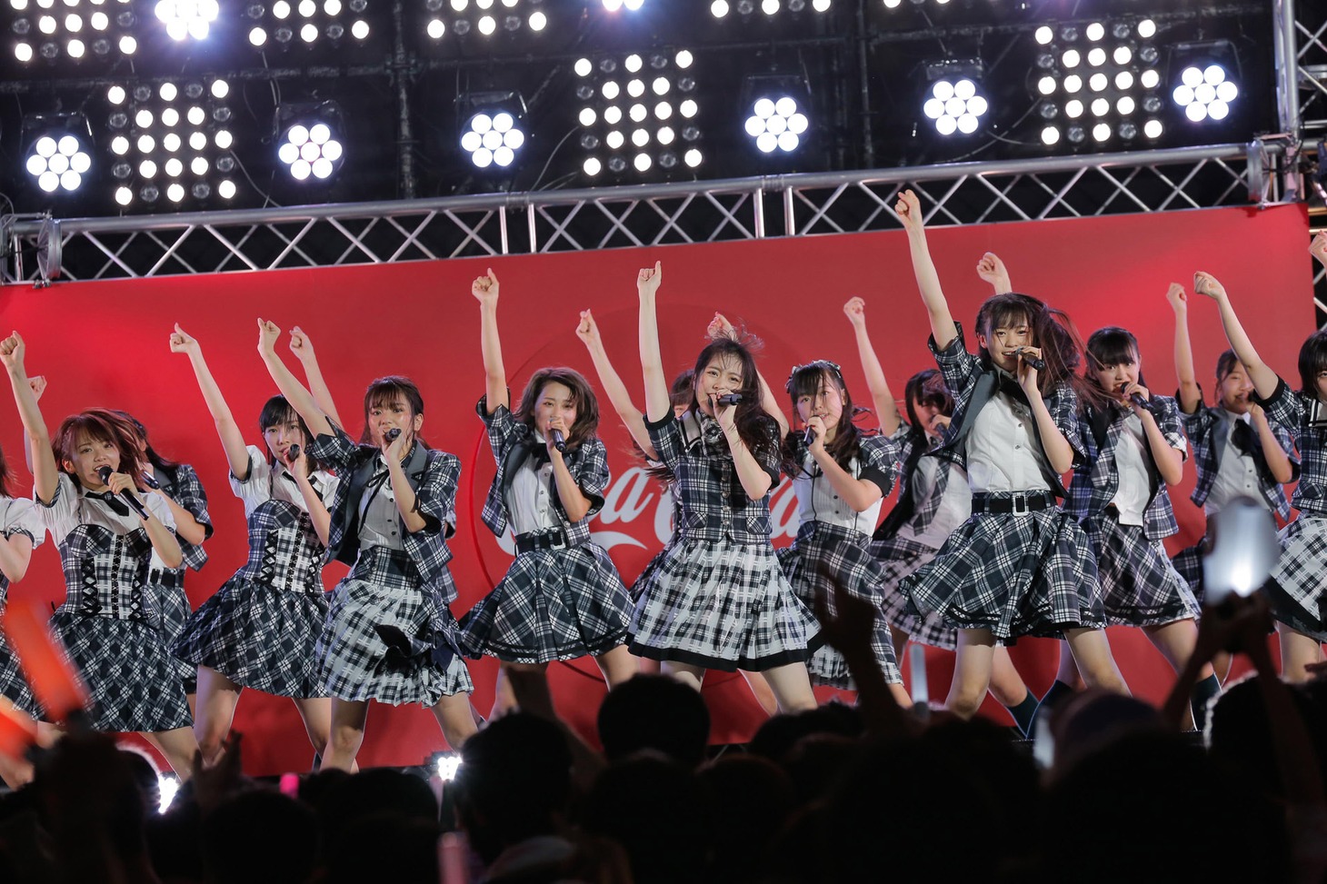 「テレビ朝日・六本木ヒルズ 夏祭り SUMMER STATION」に出演したラストアイドルファミリー。（Photo by Yoshifumi Shimizu）