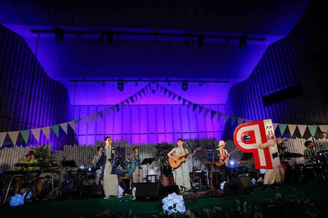 「Someday」を披露中の様子。（撮影：羽田誠）