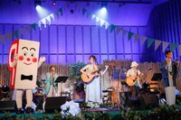 「Someday」を披露中の様子。（撮影：羽田誠）