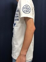 「2018 FNS うたの夏まつり」オリジナルTシャツの着用例。