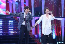 「アンダー・ザ・シー」を歌う横山だいすけと小池徹平。(c)フジテレビ