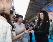 シェールと握手を交わすLittle Glee Monster。