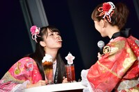 百田夏菜子（右）にクッキーを食べさせようとする佐々木彩夏（左）。