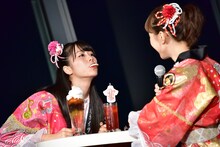 百田夏菜子（右）にクッキーを食べさせようとする佐々木彩夏（左）。