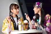 玉井詩織（左）にパフェを食べさせようとする高城れに（右）。