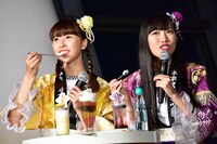 「ソラクロ祭」のオリジナルパフェとコラボメニューを試食する玉井詩織（左）と高城れに（右）。